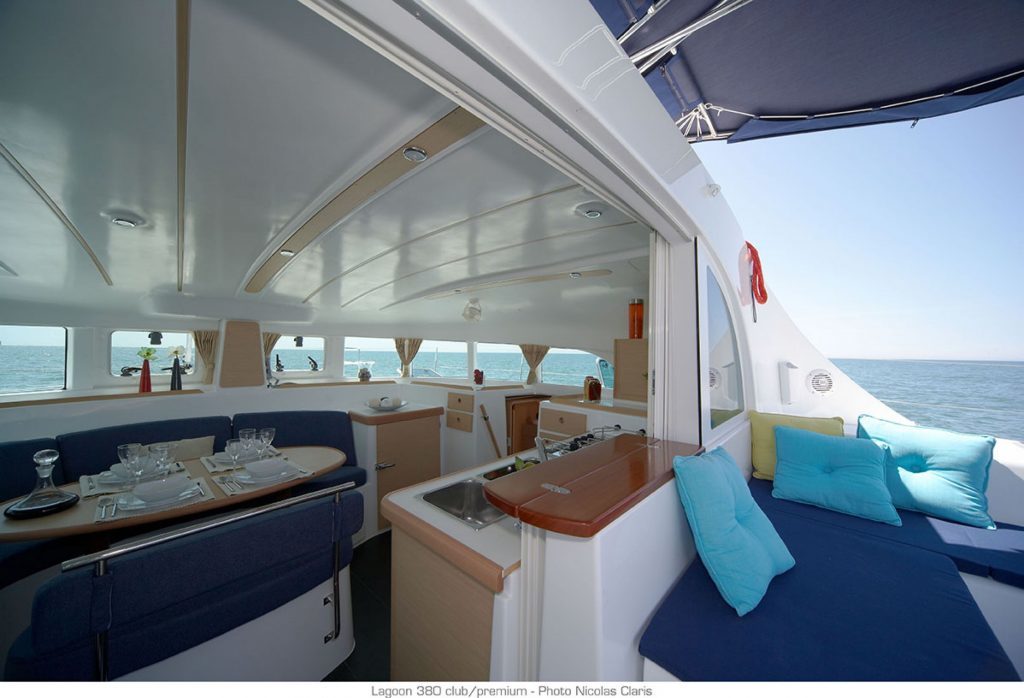 Lagoon 380 (mesa, kokpit)